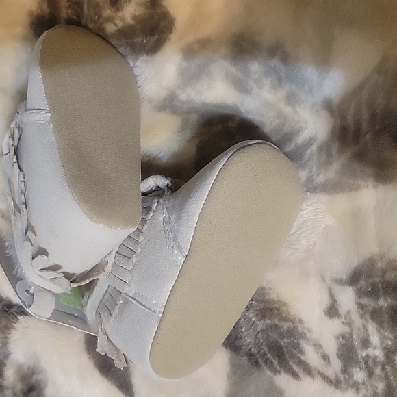 Baby girl starting out moccasins. - Picture 3 of 5